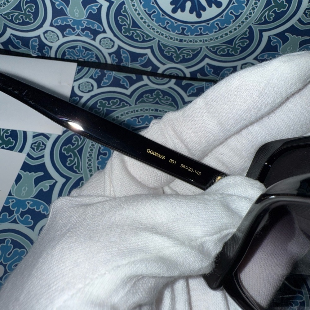 Gucci Black Sunglasses - Picture 3 of 4